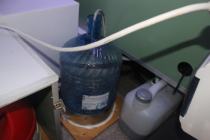 Технический отсек мобильной кофейни Киа Спортейдж. Подставка для бутыли с водой, канистра для канализации.