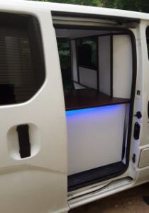 Правая сдвижная дверь с торговой зоной мобильной кофейни на базе микроавтобуса Ниссан Ванетт НВ200