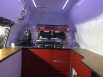 Вид изнутри на мобильную кофейню Фольксваген Транспортер Т3 фото